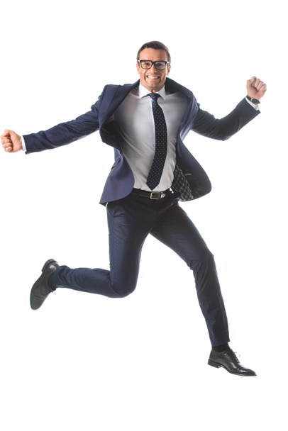 homem de negócios feliz em óculos pulando e gesticulando por mãos isoladas no fundo branco
  - Foto, Imagem