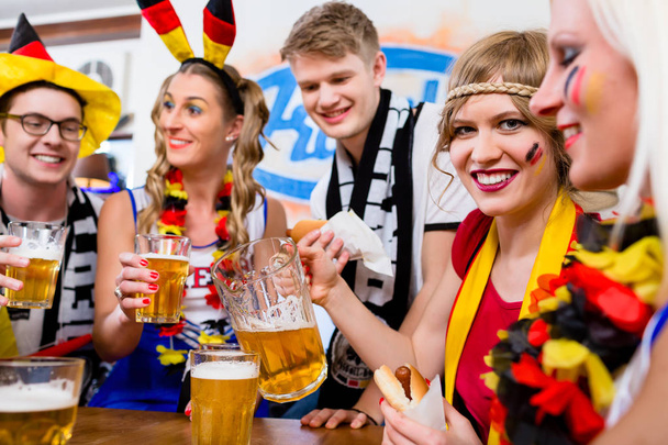 Fans de football regardant un match de l'équipe nationale allemande
  - Photo, image