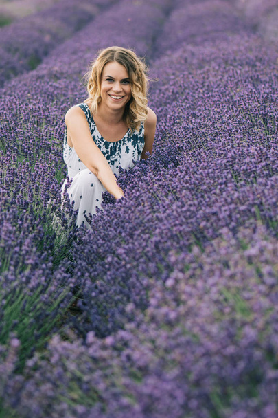 Vrouw in het midden van een Lavendel veld - Foto, afbeelding
