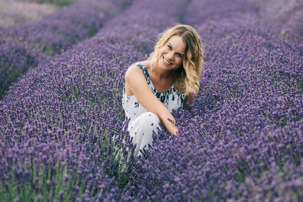 Vrouw in het midden van een Lavendel veld - Foto, afbeelding