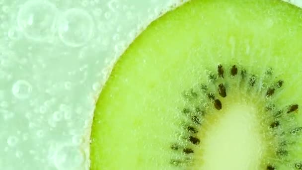 Makro kiwi ovoce ve vodě - Záběry, video