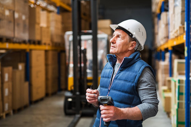 Portrait of a senior male warehouse worker or a supervisor. - Valokuva, kuva