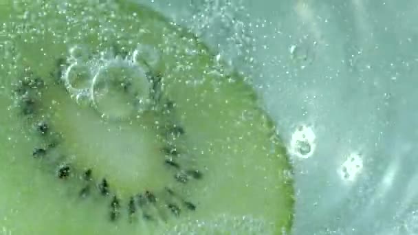 Makro kiwi ovoce ve vodě - Záběry, video
