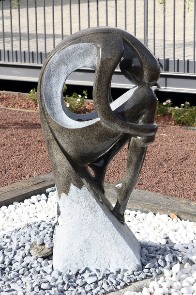 Современная гуманоидная скульптура из бронзы
 - Фото, изображение