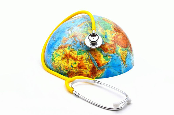 země světa s stetoskop na bílém pozadí frontview - Fotografie, Obrázek