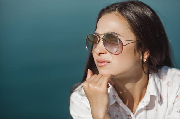 Ritratto ravvicinato di giovane donna attraente che indossa occhiali da sole
 - Foto, immagini