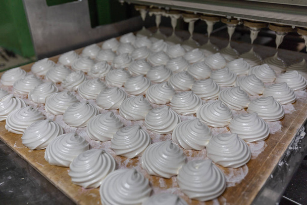Şekerleme fabrikası, gıda sanayi üretimi. Hatmi veya otomatik makine ekipman tarafından yapılan zephyr ile tepsi - Fotoğraf, Görsel