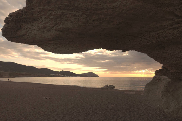Пляж скульптур на рассвете в Альмерии, Испания
 - Фото, изображение