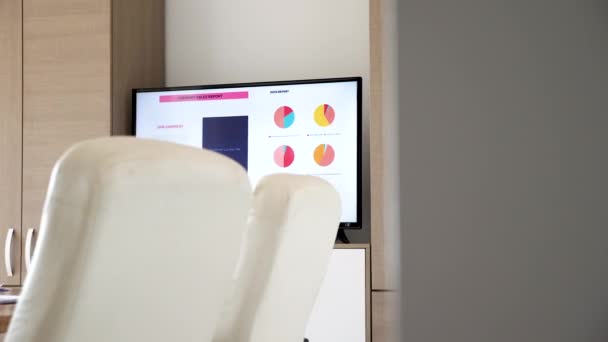 Tv displayler grafiklerini ve verilerini bir şirket hakkında toplantı Yönetim Kurulu boş oda - Video, Çekim