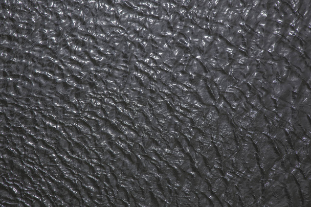 Tmavý povrch vody s vlnami na něm - Fotografie, Obrázek