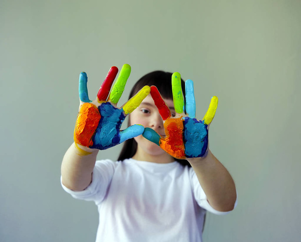 Симпатична маленька дівчинка з розфарбованими руками
. - Фото, зображення