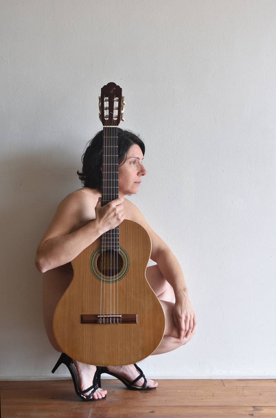 женщина с гитарой на теле
 - Фото, изображение