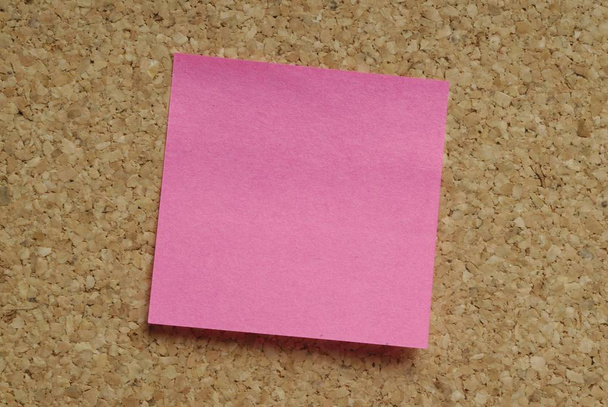 paper for notes of color magenta on cork board - Foto, Bild