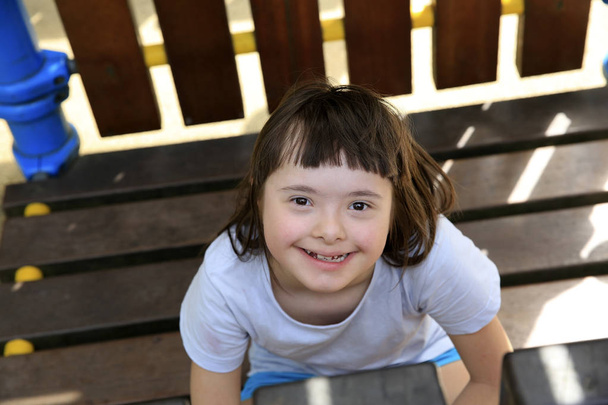 Portrét holčičky usmívající se v parku - Fotografie, Obrázek