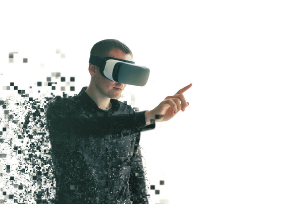 Людина в окулярах віртуальної реальності фрагментується в пікселі. Концепція сучасних технологій і технологій майбутнього. VR окуляри
 - Фото, зображення