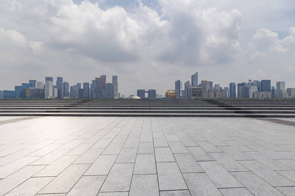 Skyline panoramique et immeubles de bureaux modernes avec route vide, plancher carré en béton vide - Photo, image