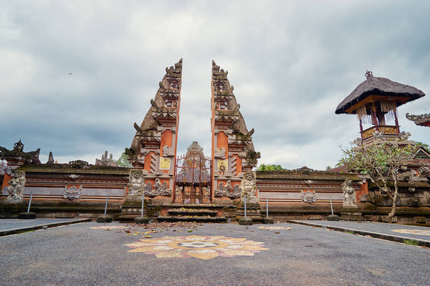 Hermosa vista del templo hindú en Bali, Indonesia
. - Foto, imagen