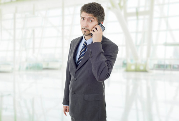 беспокойный бизнесмен по телефону, в офисе - Фото, изображение
