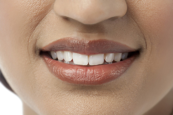 636 lèvres féminines avec sourire aux dents
 - Photo, image