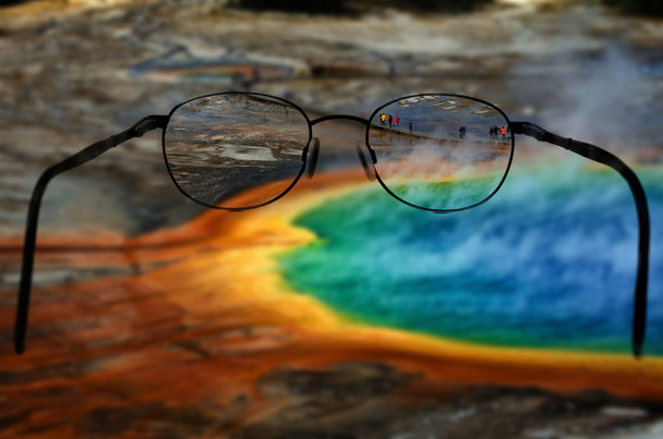 Grande piscine prismatique au parc national Yellowstone Couleurs Lunettes hors champ de vision
 - Photo, image