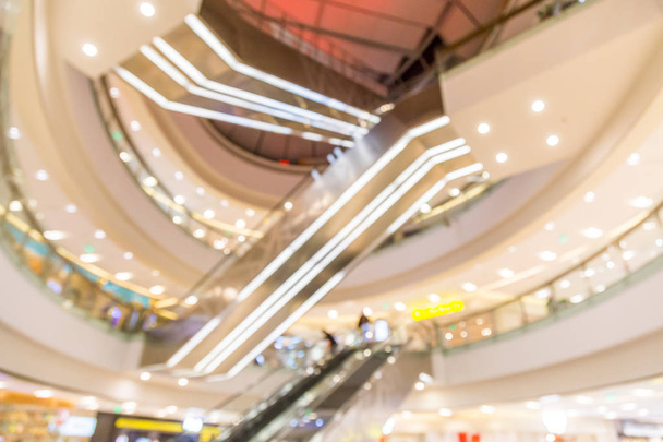 vitrine abstraite flou boutique de mode avec mannequins dans le centre commercial - Photo, image