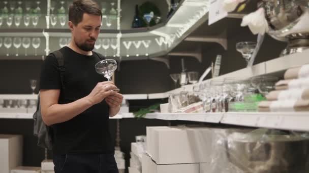 Único homem escolhendo novos vidros
 - Filmagem, Vídeo