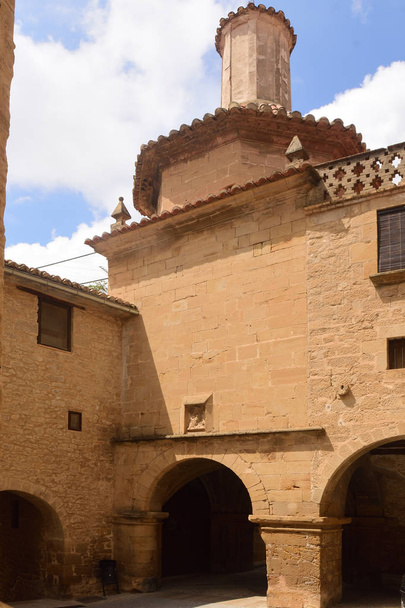 Sant Antonio cantos da capela e ruas da vila medieval de Calaceite, Mataranya, província de Teruel, Aragão, Espanha
 - Foto, Imagem