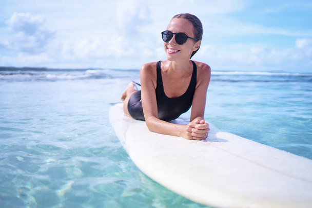 Szörfözés szörfös nő portréja szórakozás Siargao Beach, Fülöp-szigetek - Fotó, kép