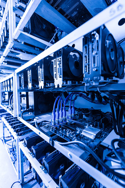 Cryptocurrency mining rig using graphic cards to mine for digital cryptocurrency - Foto, immagini