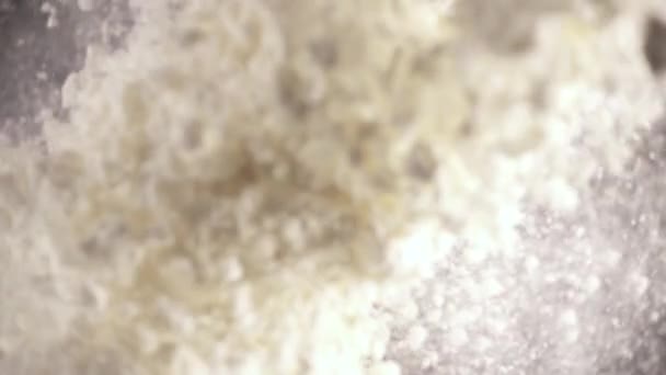 スローモーション小麦粉がカメラの下から落ちる - 映像、動画