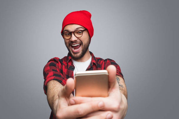 Laughing hipster taking selfie - Zdjęcie, obraz