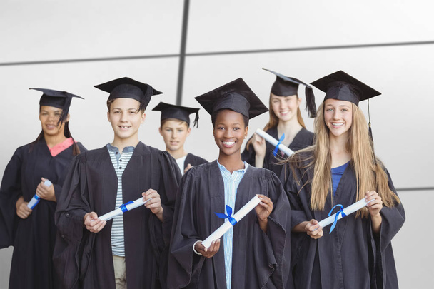Portrait d'étudiants titulaires d'un diplôme contre le carrelage blanc
 - Photo, image