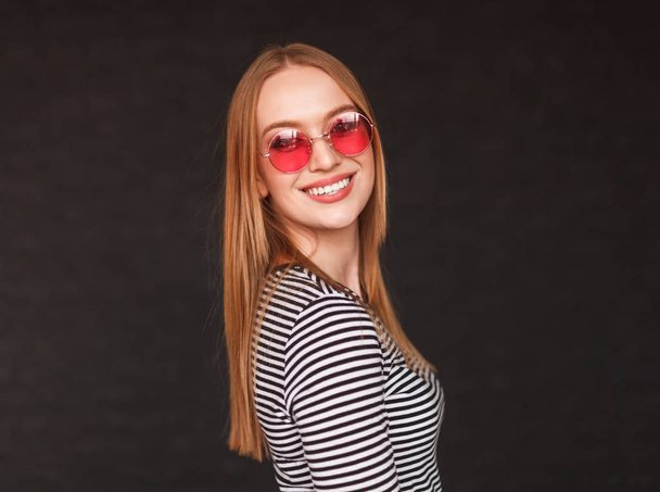 Trendy blond model in sunglasses - Foto, immagini