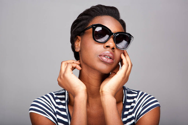 Primer plano retrato de mujer atractiva mirando en serio en gafas de sol
  - Foto, imagen