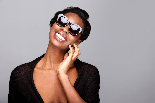 Close up portrait of stylish black woman smiling with sunglasses - Foto, Imagen