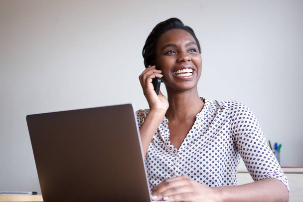 Muotokuva onnellinen nainen kannettava tietokone puhuu matkapuhelimella
 - Valokuva, kuva