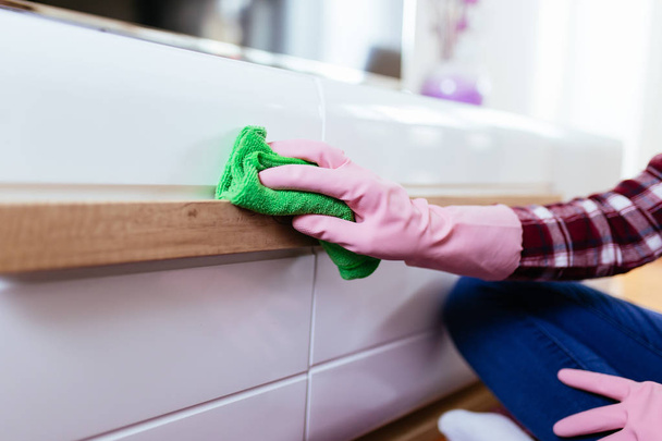 donna pulizia casa con panno in microfibra
 - Foto, immagini