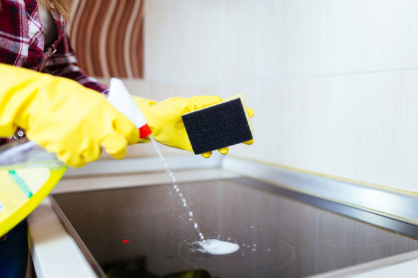 donna pulizia casa con panno in microfibra
 - Foto, immagini