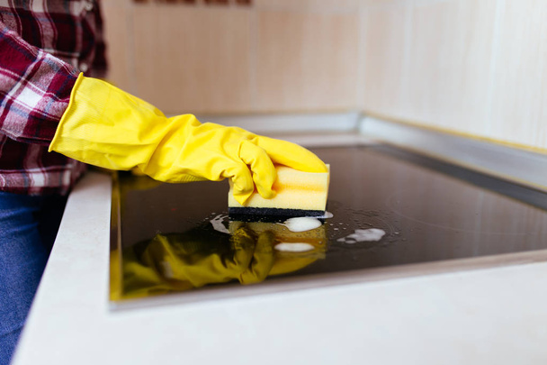 nő ház mikroszálas kendő tisztítása - Fotó, kép