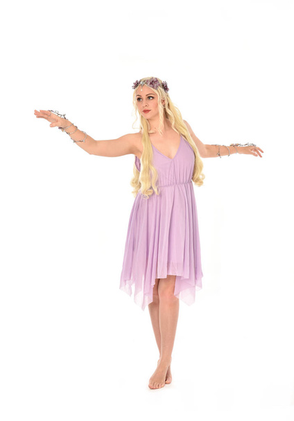 retrato de longitud completa de chica rubia con traje de hada púrpura. pose de pie, aislado sobre fondo blanco del estudio
. - Foto, Imagen