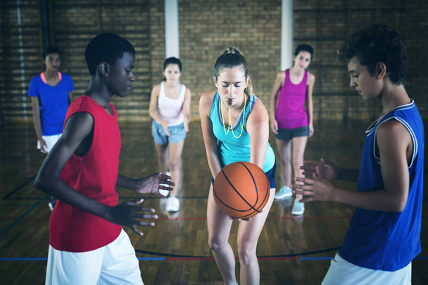 I ragazzi delle scuole superiori stanno per iniziare a giocare a basket in campo
 - Foto, immagini