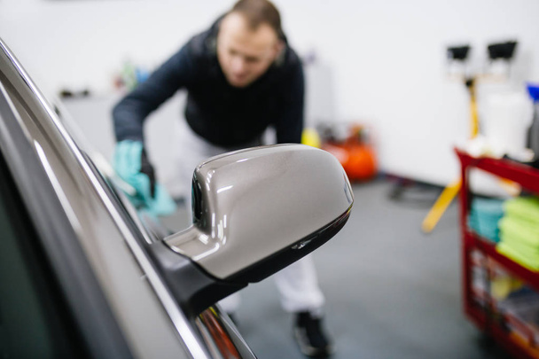 hombre limpieza coche, coche detallando (o valeting) concepto
 - Foto, imagen