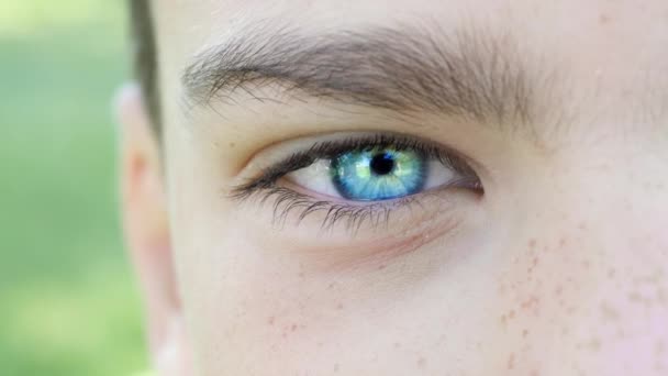 Ojo azul de un niño de cerca
 - Metraje, vídeo