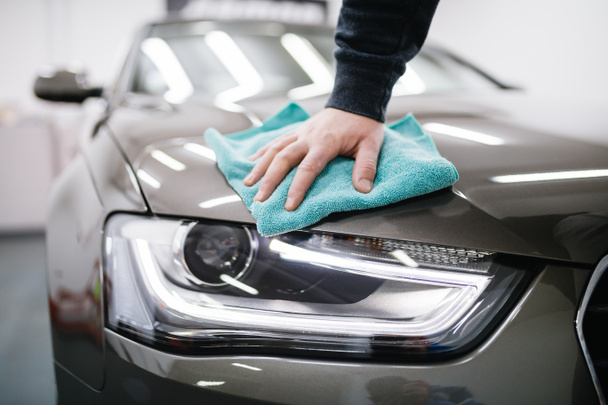 cleaner washing  car in the  car wash - Foto, Bild