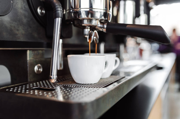 Espresso aus Kaffeemaschine - Foto, Bild