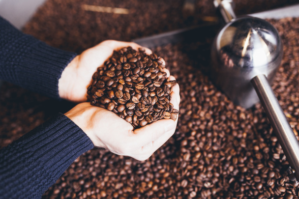 grains de café aromatiques torréfiés dans une machine de torréfaction de café moderne
. - Photo, image