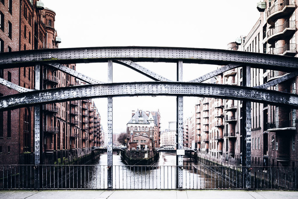 historische gebouwen aan weerszijden van het kanaal in oude magazijn wijk Speicherstadt in Hamburg - Foto, afbeelding