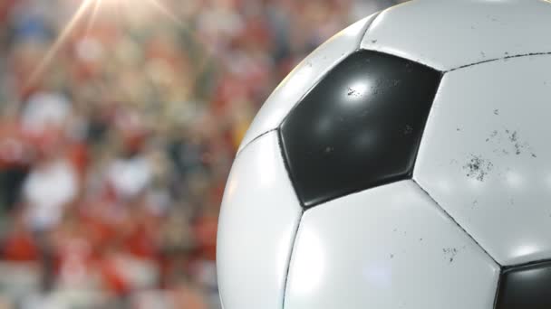 Mooie voetbal roterende Close-up in Slow Motion op stadion achtergrond met Flare. Lus voetbal 3D-animatie van het draaien van de bal. 4k Uhd 3840 x 2160. - Video