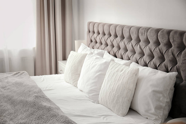 Pillows on bed in hotel room - Φωτογραφία, εικόνα