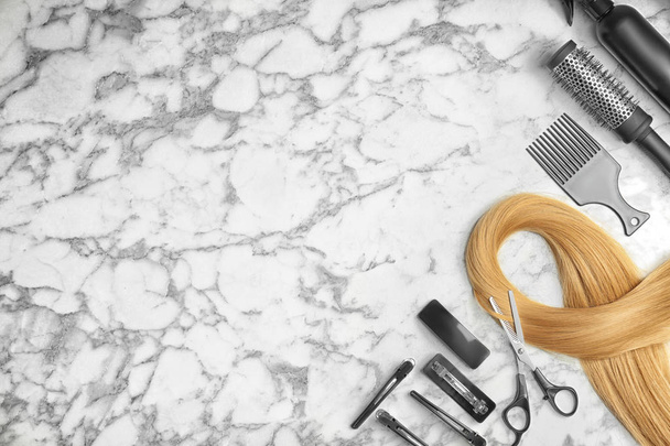 Composição de leigos plana com ferramentas profissionais de cabeleireiro em fundo de mármore
 - Foto, Imagem